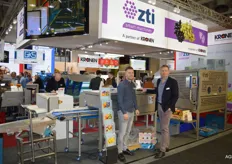Dennis Jurrius, Hans Keyzer van ZTI Smart Machines poserend voor de druivenontrosser. De machines worden veel geleverd bij fruitverwerkende bedrijven in verse- en IQF producten.